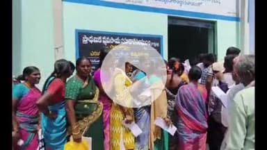 అనుముల: అనుముల మండలం కొత్తపల్లిలోని యూరియా కోసం బారులు తీరిన రైతులు