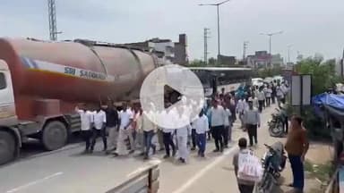 నారాయణపూర్: మండల కేంద్రంలో మార్వాడీలకు వ్యతిరేకంగా భారీ ర్యాలీ నిర్వహించి, స్వచ్ఛందంగా షాపులను బంద్ చేసిన వర్తక వ్యాపారులు