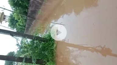 बरसात के पानी से हो रही आम लोगों को परेशानी और पानी को जल्दी से जल्दी निकल जाएं