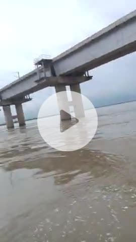 प्रयागराज फाफामऊ पुल से एक स्कूली बच्ची ने चलांग लगाई जिसे मौकाए वरदात पर स्थानीय नाविक गोताखोर लवकुश निषाद ने जान बचाई