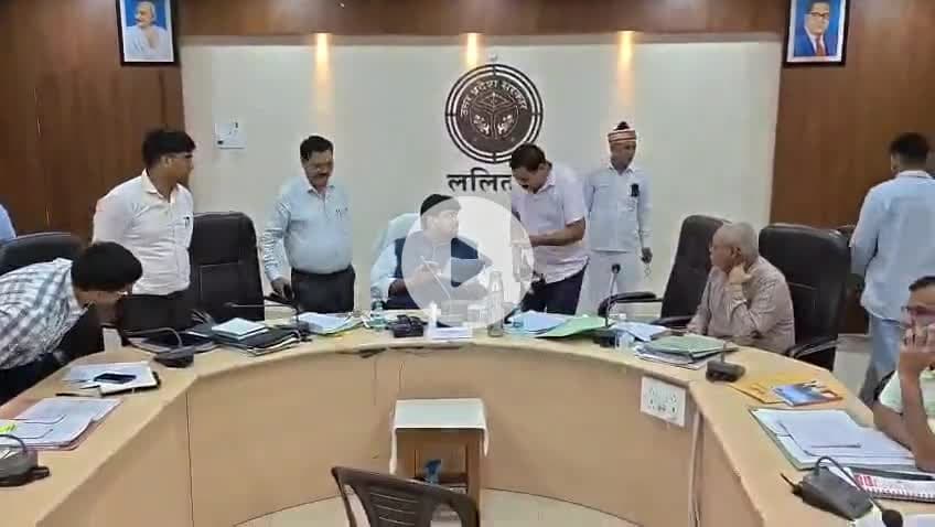 #जिलाधिकारी_ललितपुर द्वारा #रविवार को की #जनसुनवाई अधिकारियों के छूटे पसीने