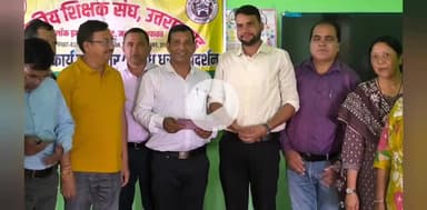 बाराकोट:रा0 शिक्षक संघ ने बाराकोट में खंड शिक्षा अधिकारी कार्यालय में दिया धरना