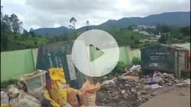 குந்தா: மஞ்சூர் மகளிர் அரசுபள்ளி சுற்றுச் சுவருக்கு அருகில் குப்பை தொட்டி வகுப்பறை வரை துர்நாற்றம் மாணவமாணவிகள் அவதி