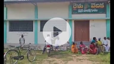 నార్కెట్పల్లి: ఎల్లారెడ్డిగూడెంలో యూరియా కోసం బారులు తీరిన రైతులు