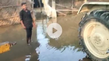 ye dekho bhaiyo ye mere ganw me pani bhara hai sabhi log pareshan hai lekin koi nahi sun raha bachhe school nahi ja pa