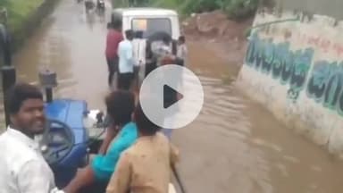 కేతేపల్లి: ఇనుపాముల గ్రామంలోని బస్టాండ్ వద్ద ఉన్న అండర్ పాస్లోకి భారీగా చేరిన వరద ప్రవాహం, తీవ్ర ఇబ్బందులు పడ్డ వాహనదారులు