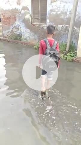 भीलमका गाँव में सरकारी स्कूल में भरा पानी बच्चे पानी में होकर निकलने को मजबूर #short #Viral