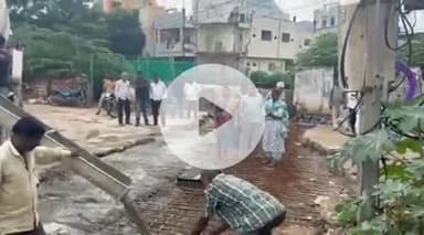 ఉప్పల్: చిలకనగర్ ఉప్పల ప్రధాన రహదారి కల్వర్టుపల్లెలను పరిశీలించిన కార్పొరేటర్ గీత