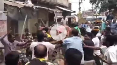 *दतिया ब्रेकिंग। #सेवढ़ा में #अतिक्रमण हटाने गई #टीम पर #दुकानदारों ने किया #हमला, #वीडियो वायरल*