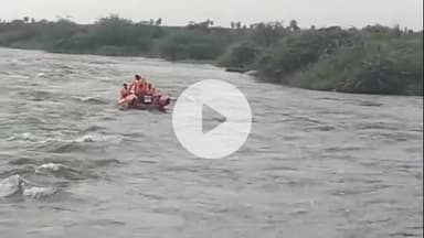 రామన్నపేట: మూసీ నదిలో కొట్టుకుపోయిన లక్ష్మాపురం గ్రామానికి చెందిన యువకుడిని కాపాడిన ఎన్డీఆర్ఎఫ్ సిబ్బంది, పోలీసులు