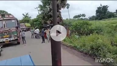 నెక్కొండ: నెక్కొండ మండల కేంద్రంలో చల్లా గోదాం సమీపంలో అదుపుతప్పి బోల్తా పడిన లారీ. గాయాలతో బయటపడ్డ డ్రైవర్..