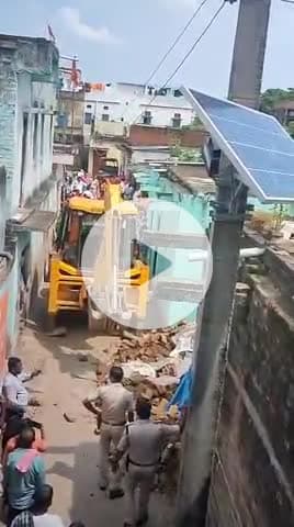 सिकरिया गांव में अतिक्रमण के विरुद्ध प्रशासन के द्वारा मकान तोड़ा गया!#जहानाबाद#sikariya