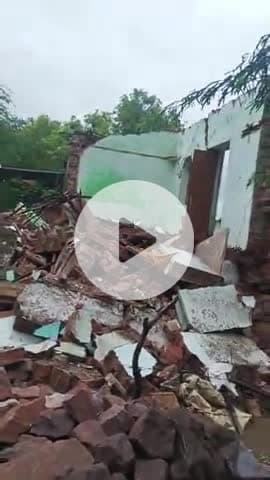हमारे गांव में mai लखनपुर_भरतपुर me 1\9/ 2025 कि शाम 4बजे भारी बारिश के कारण एक गरीब युवक का घर गिर गया #@