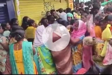 తిప్పర్తి: నల్లగొండ జిల్లా తిప్పర్తి లోని రైతు అగ్రోస్ వద్ద యూరియా కోసం బారులు తీరిన మహిళలు