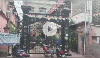 চন্দ্রকোনা ১: অযোগ্য দাগি শিক্ষকের তালিকায় নাম রয়েছে চন্দ্রকোনার রামজীবনপুর পৌরসভার তৃণমূল কাউন্সিলারের মেয়ের নাম