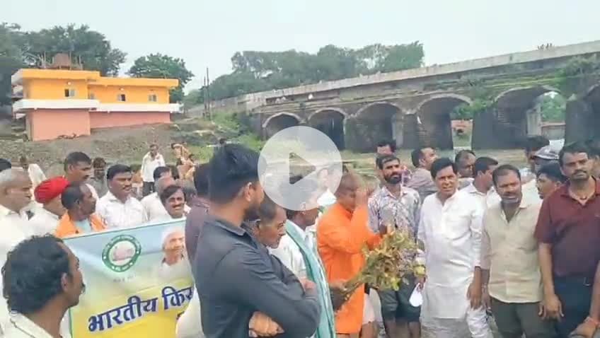 फसल बीमा नहीं मिलने पर जनता ने जताई नाराजगी
सरदारपुर तहसील में नदी में उतरकर किया जल सत्याग्रह