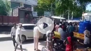 గుర్రంపోడు: మండల కేంద్రంలో యూరియా కొరతను నిరసిస్తూ నల్గొండ-దేవరకొండ ప్రధాన రహదారిపై రాస్తారోకో నిర్వహించిన రైతులు