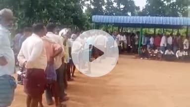 అశ్వాపురం: యూరియా కట్టల కోసం పడిగాపులు కాస్తూ బారులు తీరిన రైతులు