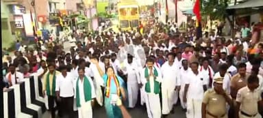 கீழ்பென்னாத்தூர்: பேருந்து நிலையம் அருகில் பகுதியில் பிரேமலதா விஜயகாந்த் நடை பயணத்தை மேற்கொண்டு வருகிறார்