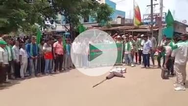 పినపాక: లంబాడీలను ఎస్టీ హోదా నుంచి తొలగించాలని లంబాడి నాయకుని దిష్టి బొమ్మ దగ్నం చేసిన ఆదివాసి జేఏసీ