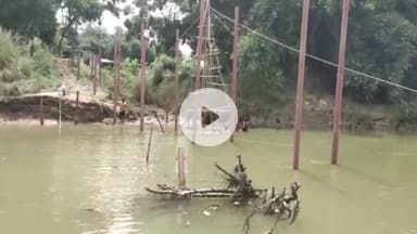 চন্দ্রকোনা ১: বন্যায় ভেঙ্গে গেছে সেতু ঝুঁকি নিয়ে পারাপার নদীতে চন্দ্রকোনার এমনই ছবি