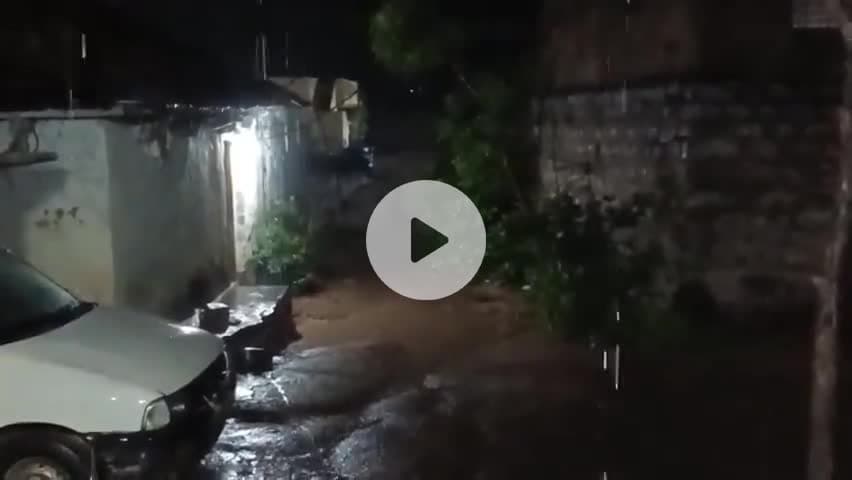ఎల్లారెడ్డిపేట: ఉరుములు,మెరుపులతో కూడిన భారీ వర్షం.. అత్యవసర సమయాల్లోనే ఇంటి నుంచి బయటకు రావాలంటున్న అధికారులు