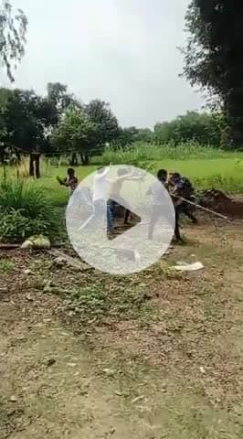 जौनपुर ज़िले के तहसील मडियाहूँ ,थाना बरसठी, ग्राम पोस्ट बड़ेरी में पुलिस चौकी के सामने लेखपाल की उपस्थिति मेहुई मारपीट