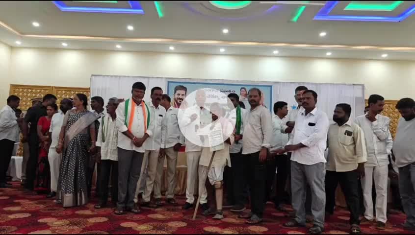లింగాల ఘనపూర్: నెల్లుట్ల లో షాదీ ముబారక్ కల్యాణ లక్ష్మి, ముఖ్యమంత్రి సహాయ నిధి, చెక్కులను పంపించిన ఎమ్మెల్యే