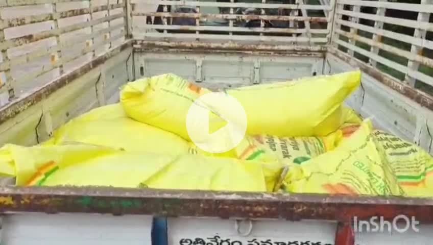 నడికూడ: యూరియాను పక్కదారి పట్టిస్తున్న ఏఈఓ ఆటోలో అక్రమంగా తరలిస్తుండగా పట్టుకున్న రైతులు