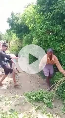 ब्लॉक बनीकोडर के ग्राम पंचायत कंधईपुर सालों से खराब पड़ी सड़क को सभी ग्राम वाशियो ने मिलकर कर आसान बनाया।