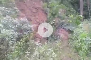 कसौली: गोयला से सुआ सड़क के हालात खराब, ग्रामीणों को टमाटर की करैटे 2 से 3 किलोमीटर उठाकर ले जानी पड़ती है