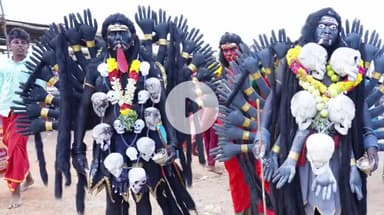 கடலாடி: சாயல்குடி பகுதிகளில் தசரா திருவிழாவை முன்னிட்டு பல்வேறு வேடம் அணிந்து பக்தர்கள் நேர்த்திக்கடன்