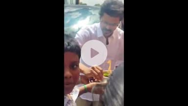 தொட்டியம்: தொட்டியம் அருகே விஜய்க்கு ஆரத்தி எடுத்து வரவேற்பு கொடுத்த பொதுமக்கள்