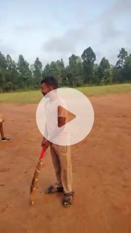 बरियातू जबरा क्रिकेट टीम का इंटरव्यू लेते हुए
