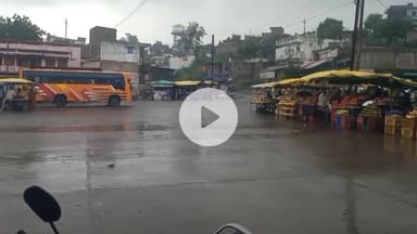 कसरावद । नगर सहित क्षेत्र में पिछले दो दिनों से रूक रुक कर बारिश का मौसम जारी है। आवागमन के साथ ही फसलों पर असर