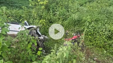 कसरावद : तेज कार ने दो बाईक सवारो को मारी टक्कर एक की मौके पर मौत कार अनियंत्रित होकर पलटी हादसे में चार घायल