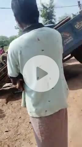 गाम सिघरी पम लाइन वाले मेन रोड को खोद दिये है
जिसमें रोज आने जाने वालों को तकलीफ़ हो रहा है
और फोन लगा रहे हैं तो नहीं