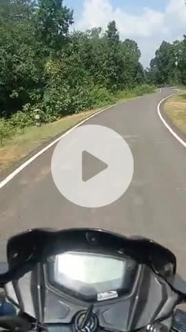 रास्ते में सफर के साथ एंजॉय करते हुए।