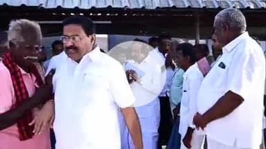 கொடுமுடி: வெங்கம் பேரூர் பகுதியில் தீ விபத்து ஏற்பட்ட இடத்தினை பார்வையிட்டு சேதமடைந்த குடும்பத்தினருக்கு ஆறுதல் தெரிவித்தார் அமைச்சர் முத்துசாமி