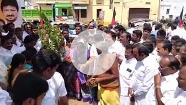மொடக்குறிச்சி: பேருந்து நிலையம் பகுதியில் முன்னாள் முதலமைச்சர் கலைஞர் கருணாநிதியின் சிலை அமைப்பதற்கான பூமி பூஜை அமைச்சர் தொடங்கி வைத்தார்