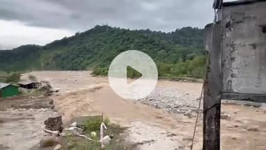 কার্শিয়ং: প্রবল বৃষ্টির জেড়ে ভেঙে যাওয়া দুধিয়া সেতু ও সংলগ্ন এলাকা পরিদর্শন করেন মেয়র গৌতম দেব