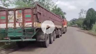 శ్రీరాంపూర్: మల్లూరు ఇసుక క్వారీ వద్ద రోడ్డుపై లారీలు నిలపడంతో తీవ్ర ఇబ్బందులు పడుతున్న వాహనదారులు