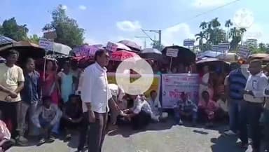পূব যোৰহাট: কেইবাটাও দাবীৰে চিনামৰাত ৰাজপথ অৱৰোধ কৰি চাহ শ্ৰমিকৰ প্ৰতিবাদ