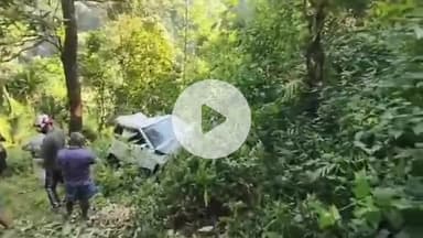 কার্শিয়ং: কার্শিয়াং-এ পাঙ্খাবাড়ির কাছে নিয়ন্ত্রণ হারিয়ে চারচাকা গাড়ি খাদে পড়ে মৃত্যু হল দুই যুবকের আহত ৩