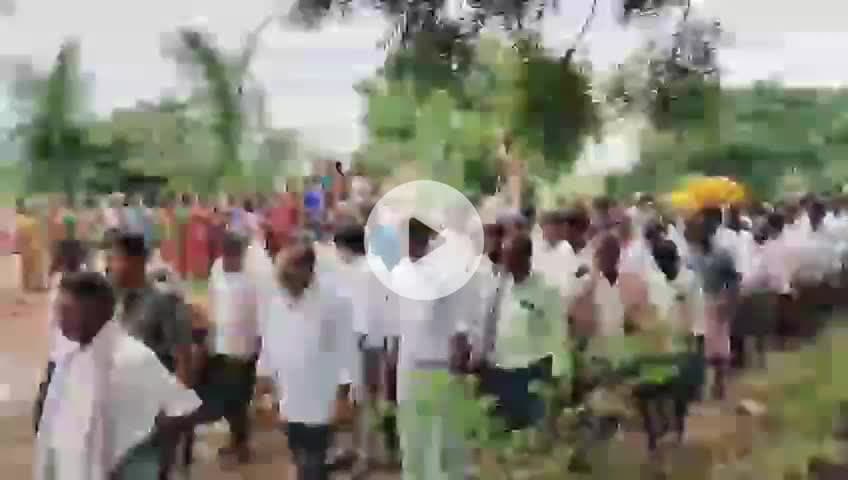 రాజోలి: ముండ్లదిన్నె గ్రామంలో పిడిగుపాటుకు గురై మృతి చెందిన వ్యక్తి భౌతికయానికి నివాళులు అర్పించిన ఎమ్మెల్యే విజేయుడు