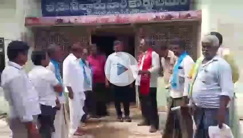 రాజోలి: రాజోలి మండల కేంద్రంలో ఆధార్ కార్డ్ కేంద్రం ఏర్పాటు చేయాలని సిపిఎం కెవిపిఎస్ ఆధ్వర్యంలో తహసిల్దార్ కు వినతిపత్రం అందజేత