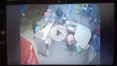 ಕೃಷ್ಣರಾಜನಗರ: ಖಾಸಗಿ ಟಿವಿ ಚಾನೆಲ್ ವರದಿಗಾರನ ಮೇಲೆ ಹಿಗ್ಗಾ ಮುಗ್ಗ ಹಲ್ಲೆ ದೃಶ್ಯ ಸಿಸಿ ಕ್ಯಾಮರಾದಲ್ಲಿ ಸೆರೆ ಪ್ರಕರಣ ದಾಖಲಿಸಲು ಪೊಲೀಸರ ಮೀನಾಮೇಷ