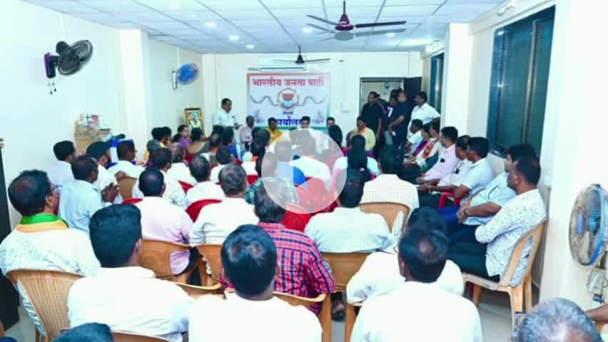 वेंगुर्ला: वेंगुर्ले येथील भाजपा कार्यालयात मंत्री नितेश राणे यांनी शहरातील पदाधिकारी व कार्यकर्त्यांची साधला संवाद