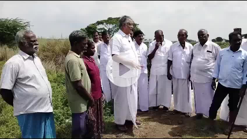 திருவையாறு: மழைநீரில் மூழ்கி அழுகிய நெற்பயிரை அழித்த பெண் விவசாயிக்கு அதிமுக சார்பில் நிதி உதவி