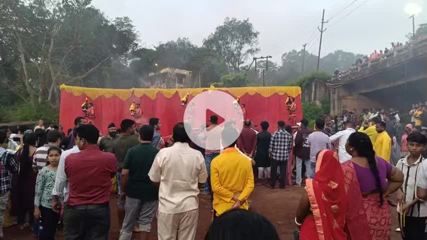 ganga arti gua ke chat Ghat main kiya gay